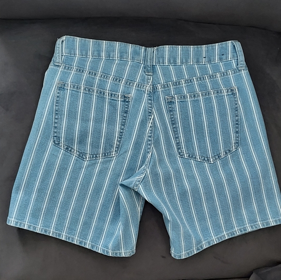 Gap, misses, size 0/25, light blue denim shorts with white stripes - Picture 2 of 7